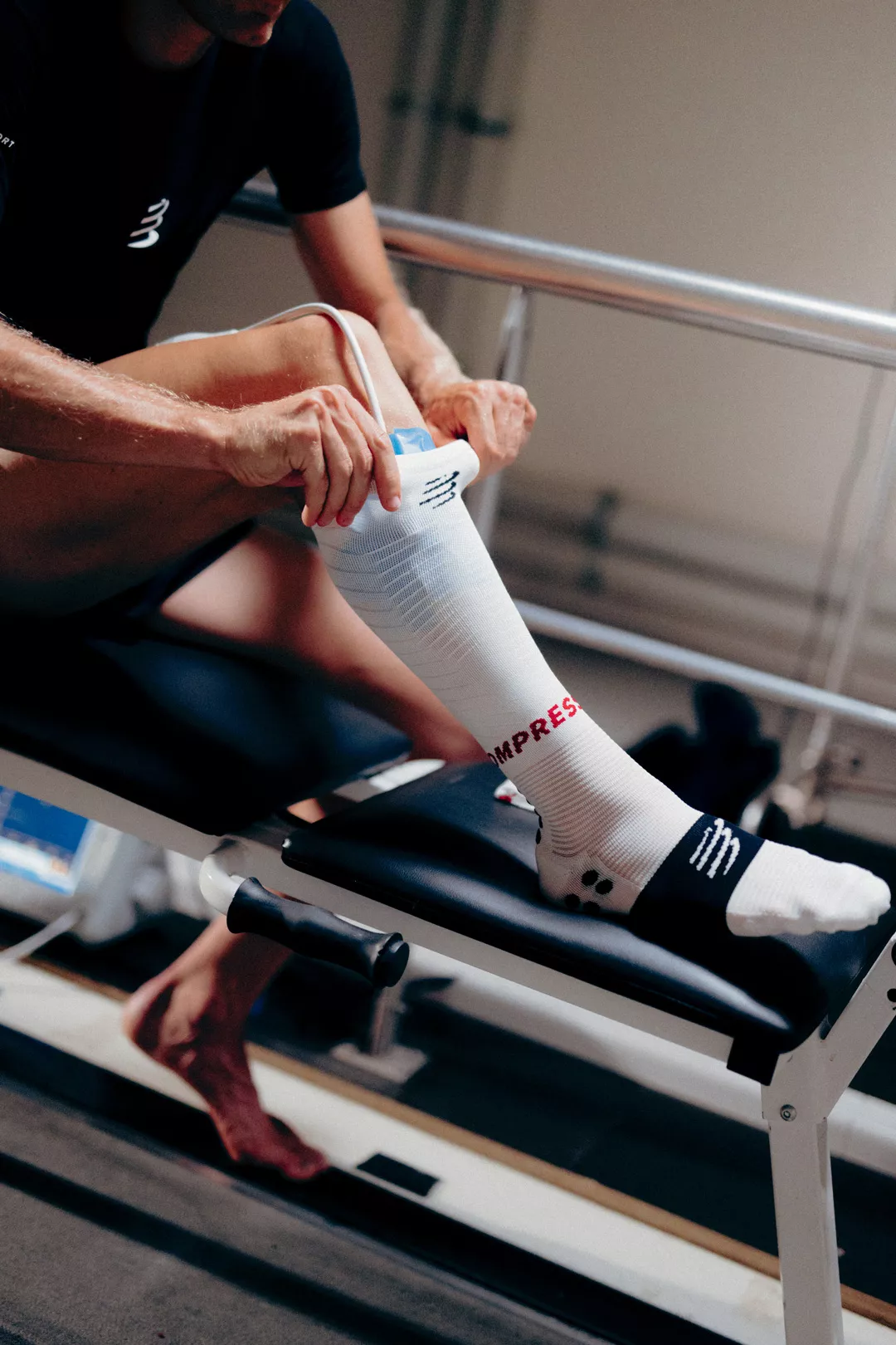 Chaussette de compression Compressport ajustée sur la jambe d'un athlète au Lab