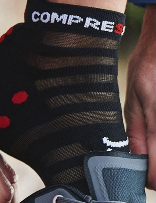 Pro Racing Socks v4.0 Ultralight Run Low - Black/Red