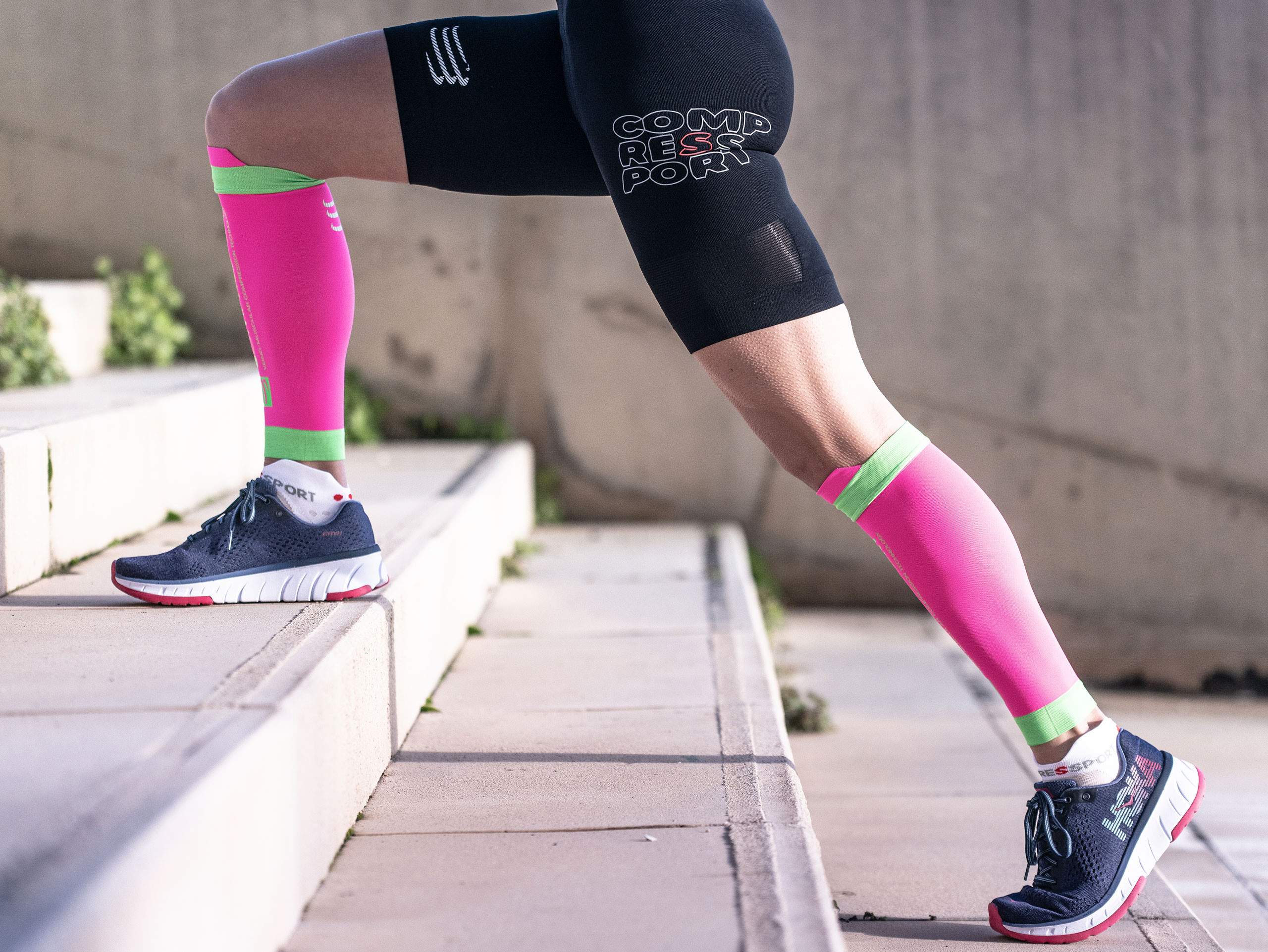 Compressport Calf Sleeves R2V2 Compression Pink 